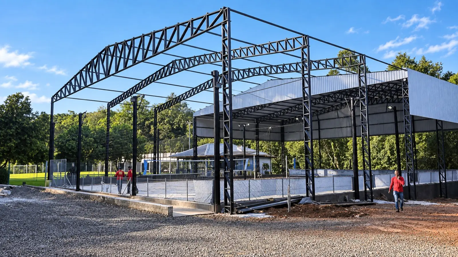 Pavilhão esportivo em estrutura metálica em construção pela Leão Sistemas Estruturais