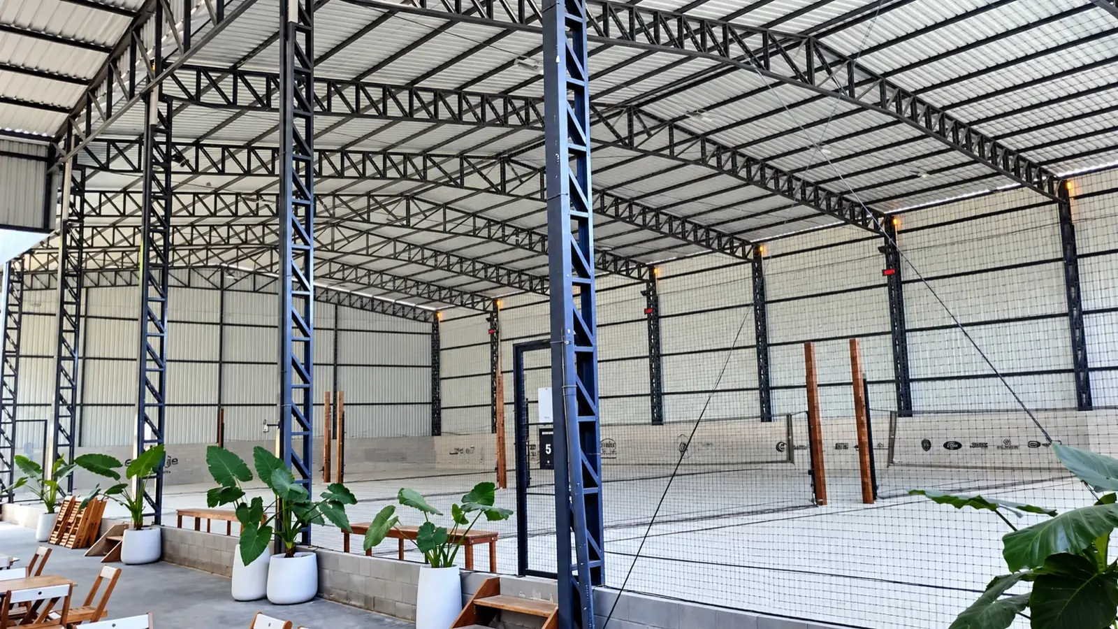 Pavilhão esportivo com estrutura metálica e cobertura