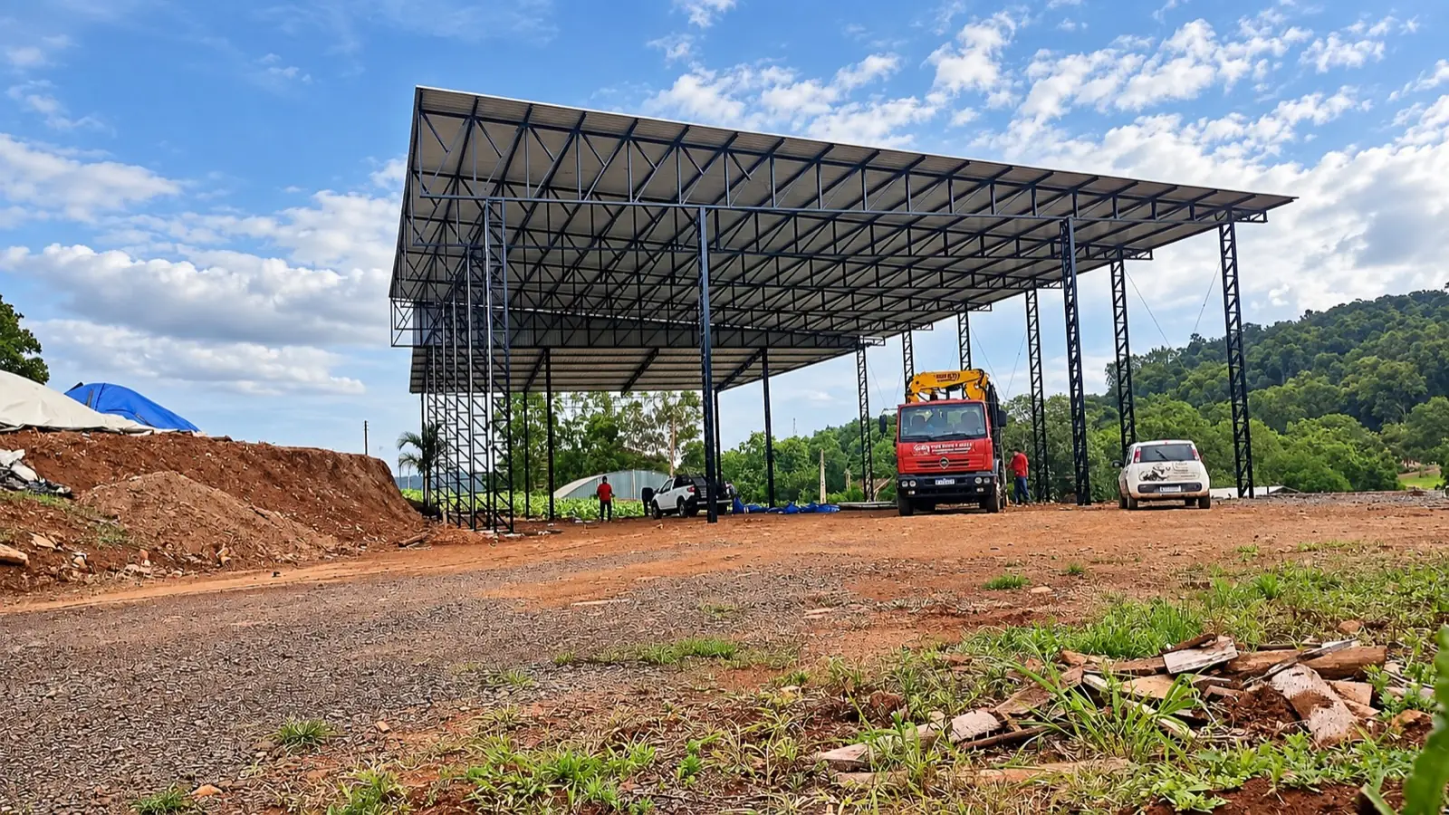Grande cobertura metálica em construção