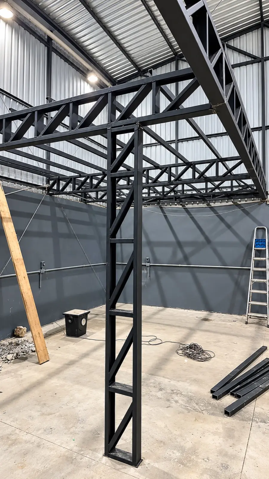 Estrutura metálica industrial em construção